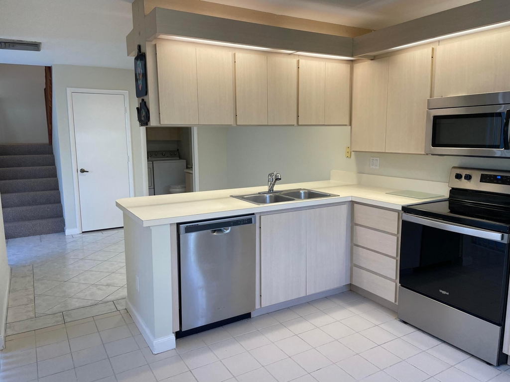 43 Essex Court - Photo 3