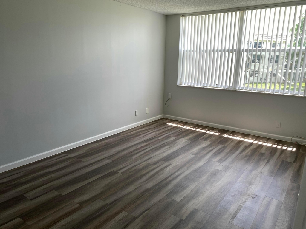 6890 Royal Palm Boulevard - Photo 7