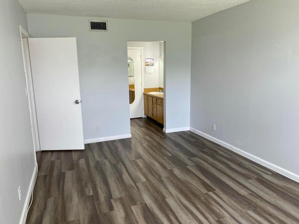 6890 Royal Palm Boulevard - Photo 9