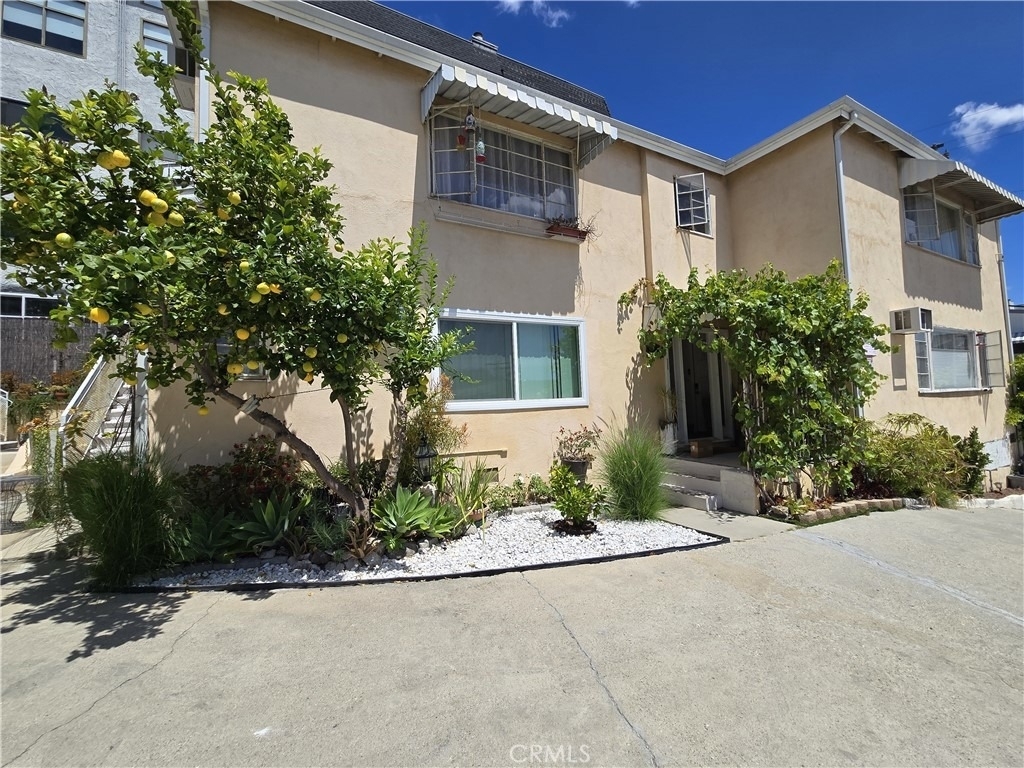 1129 N Clark - Photo 0