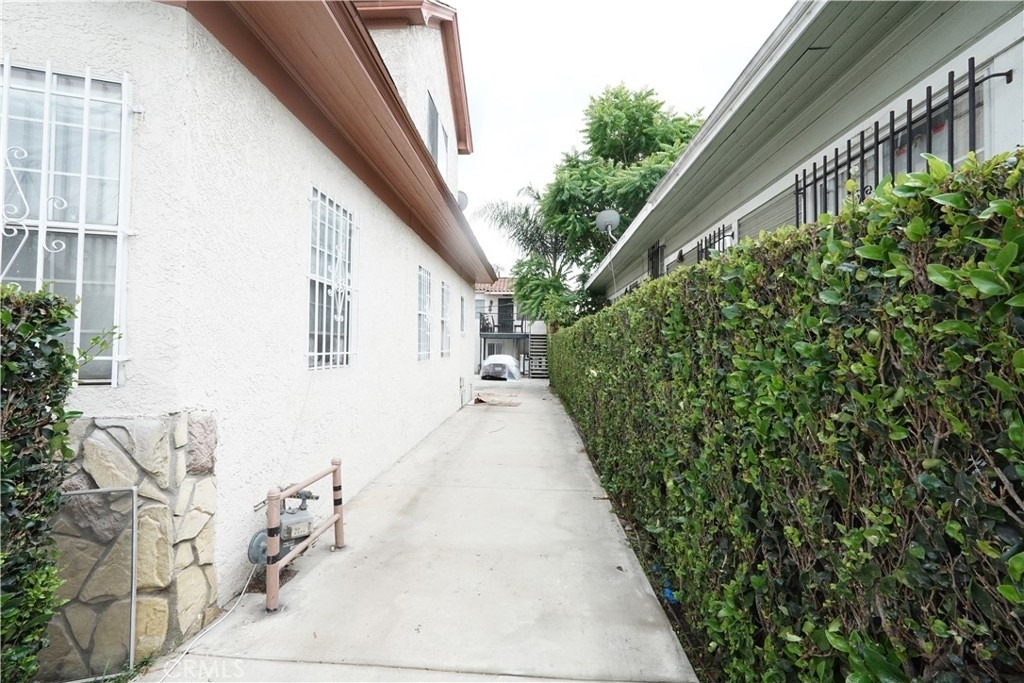 448 W 41st Place - Photo 6