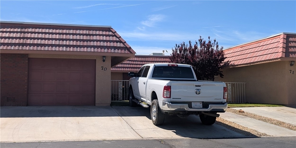 27535 Lakeview - Photo 1