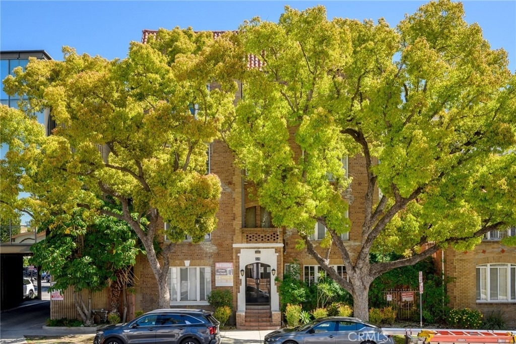 228 S Kenwood Street - Photo 0