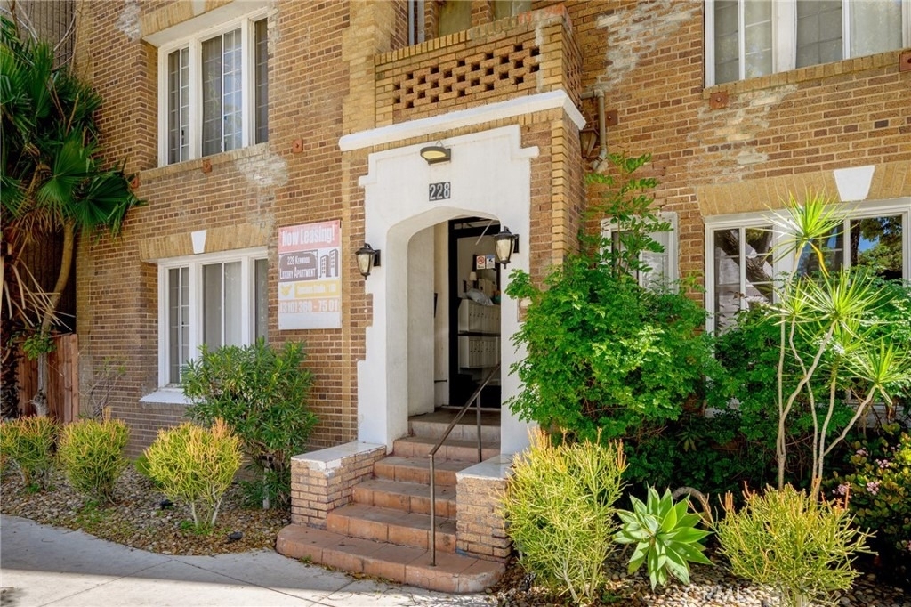 228 S Kenwood Street - Photo 1