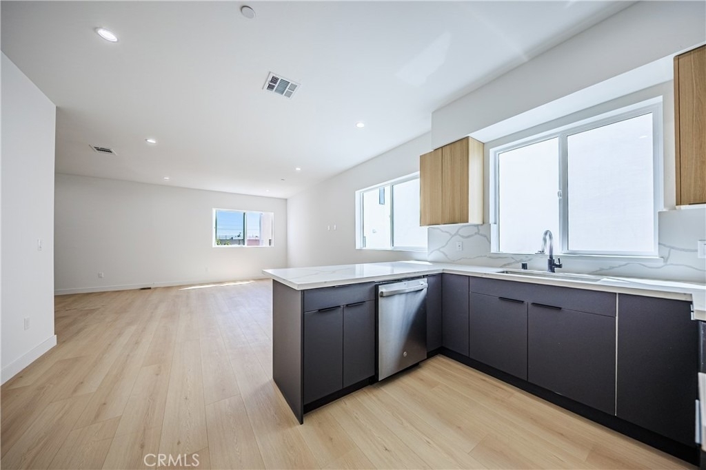 2847 S Victoria Avenue - Photo 11