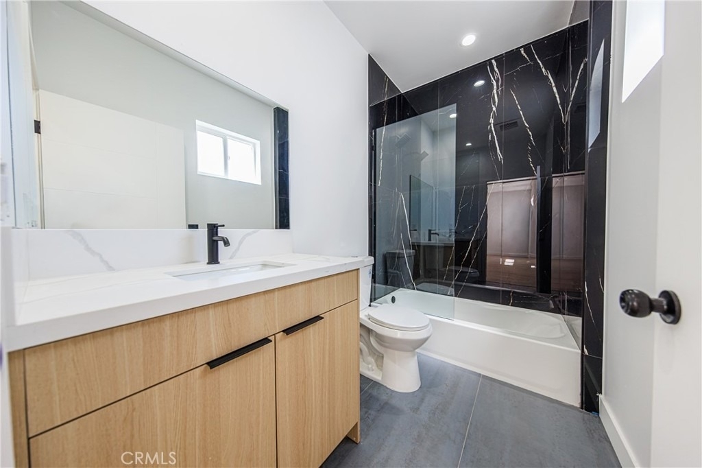 2847 S Victoria Avenue - Photo 13