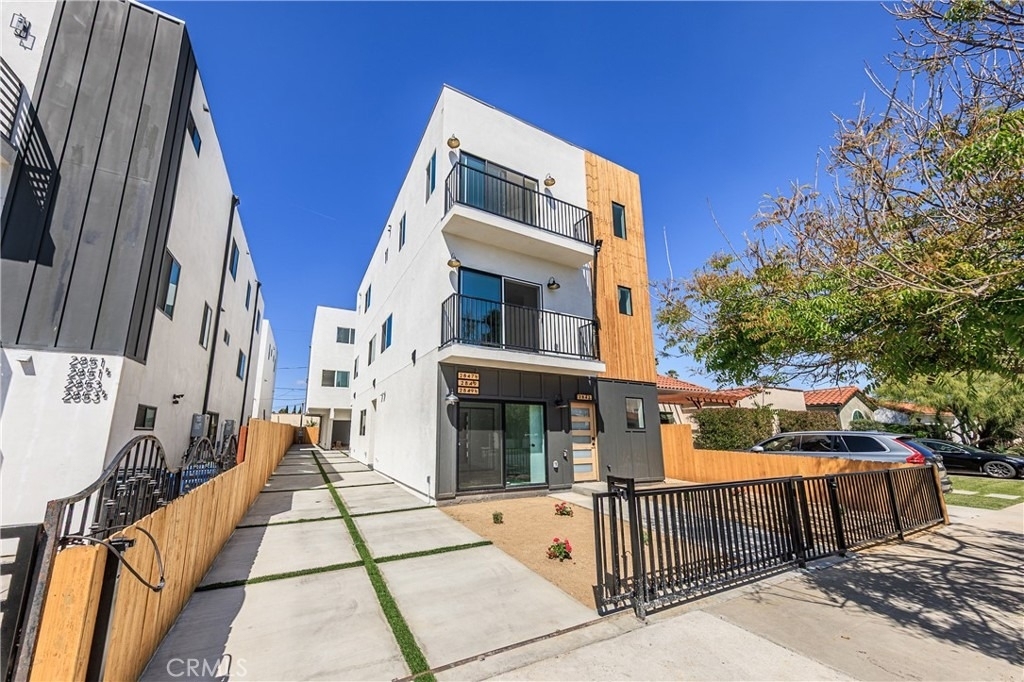 2847 S Victoria Avenue - Photo 1