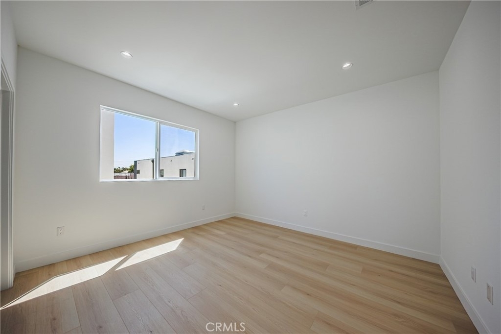 2847 S Victoria Avenue - Photo 16
