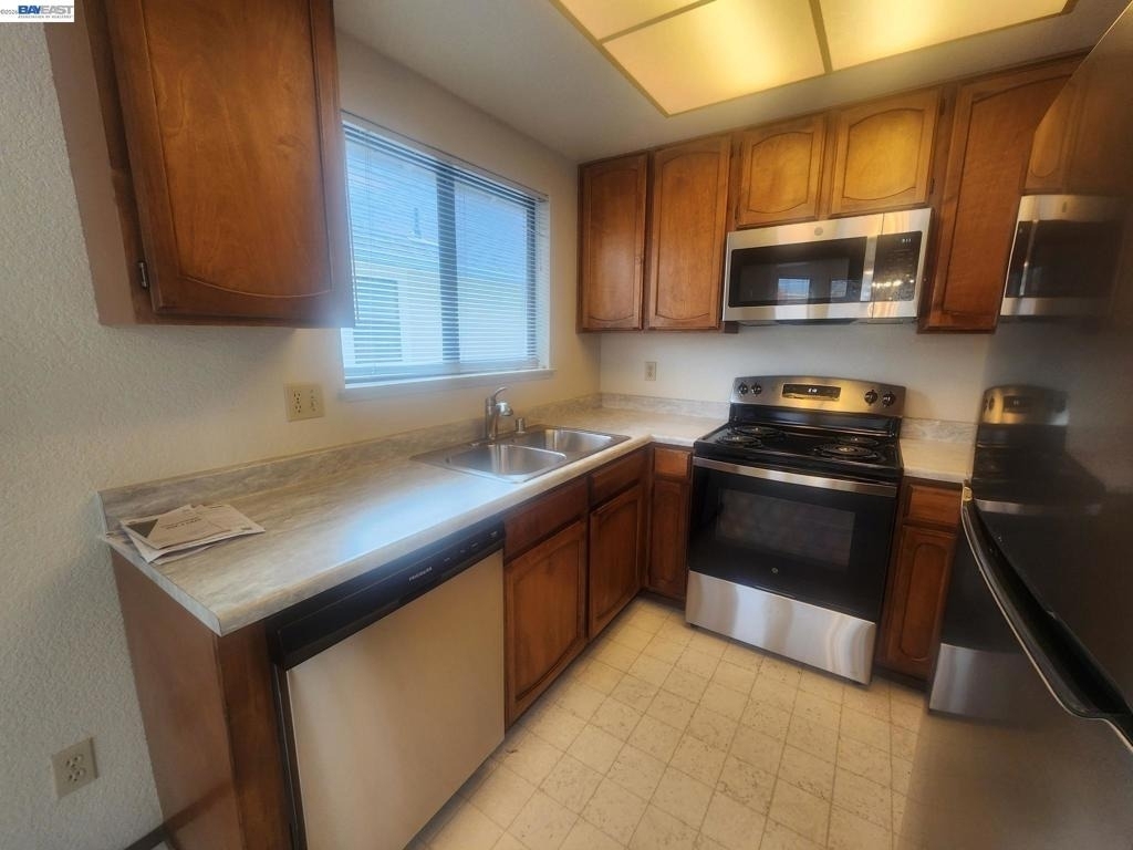 198 Peters Ave - Photo 3