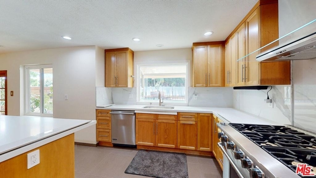 7814 Woodhall Avenue - Photo 8