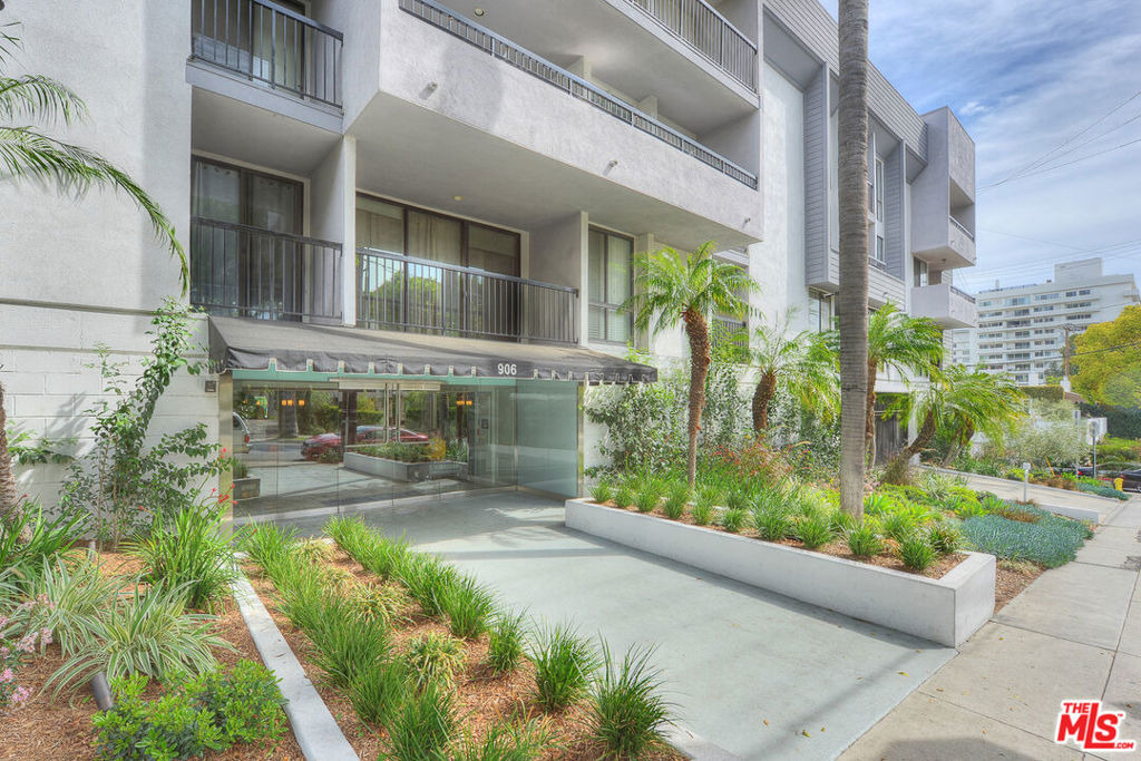906 N Doheny Drive - Photo 1