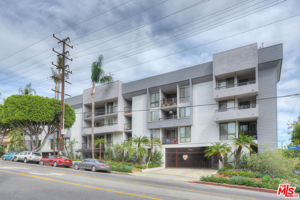 906 N Doheny Drive - Photo 2