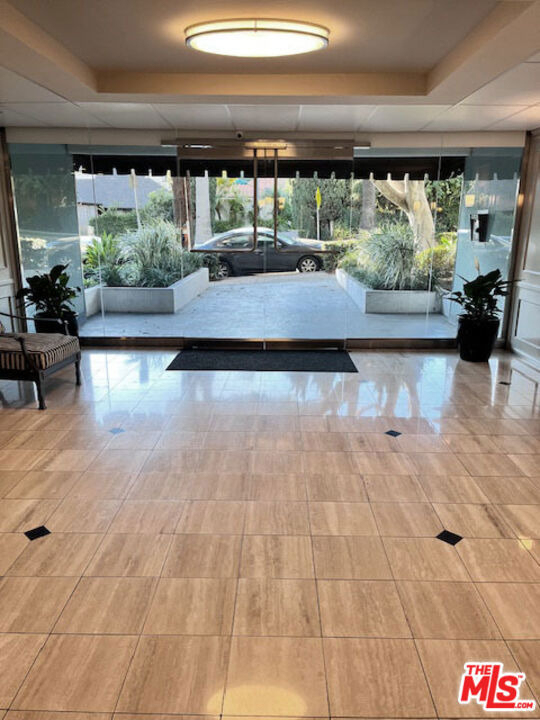 906 N Doheny Drive - Photo 4