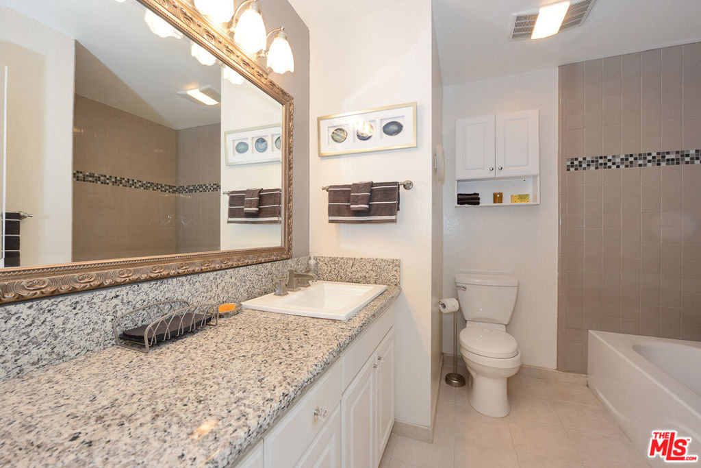 906 N Doheny Drive - Photo 25
