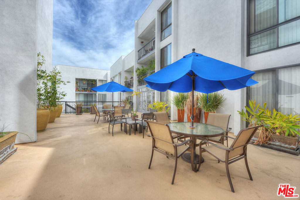906 N Doheny Drive - Photo 33