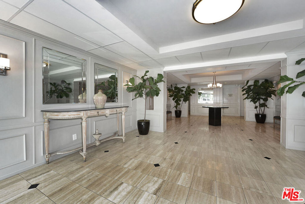 906 N Doheny Drive - Photo 3