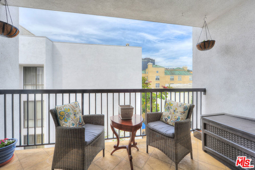 906 N Doheny Drive - Photo 5