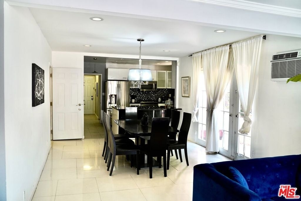 137 S Rexford Drive - Photo 2