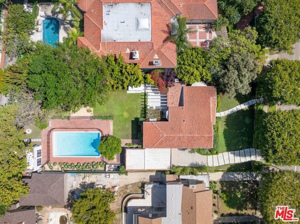 712 N Rodeo Drive - Photo 1