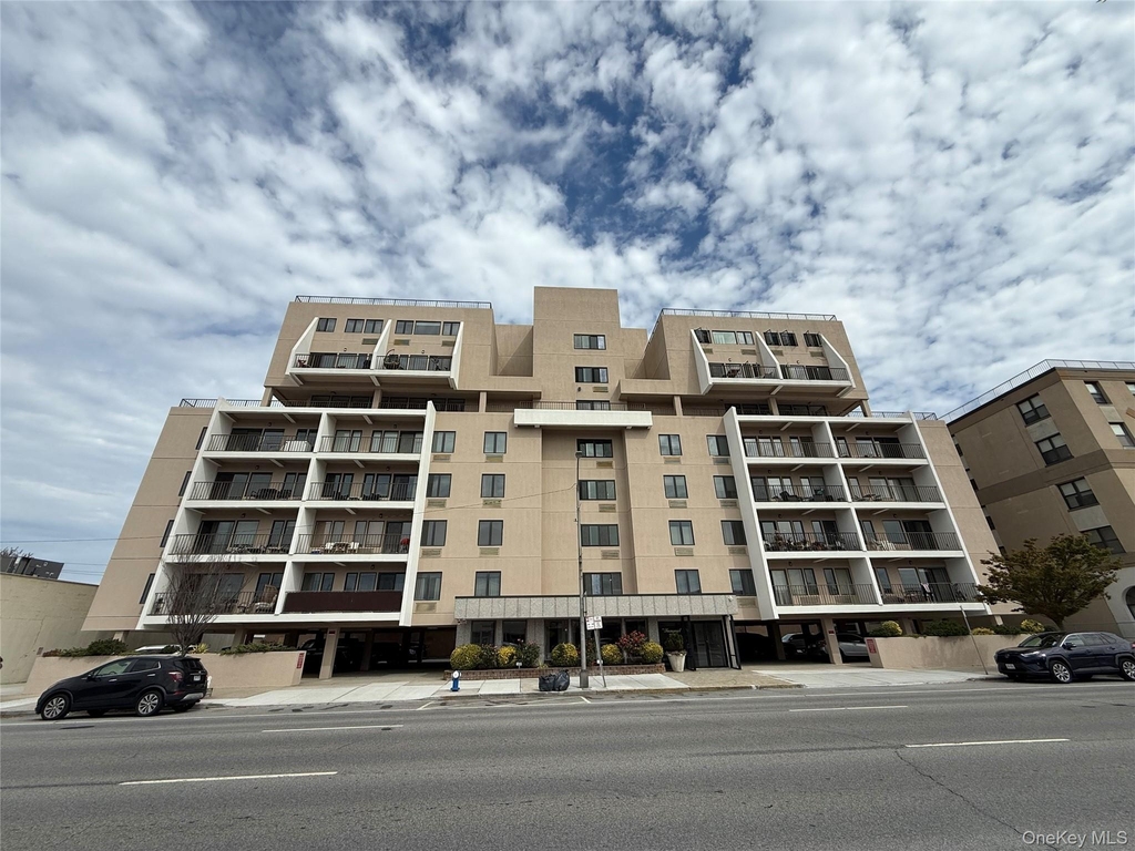 235 W Park Avenue - Photo 0