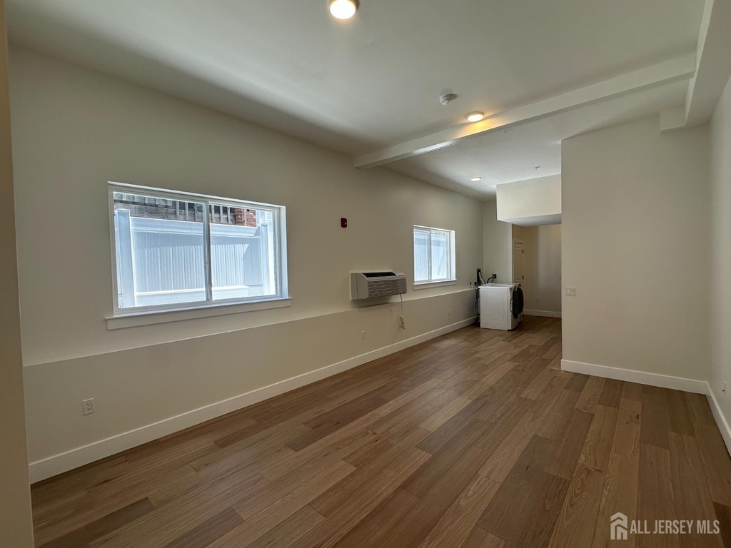 213 French Street - Photo 3