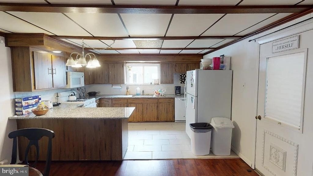 415 E Flora Street - Photo 4