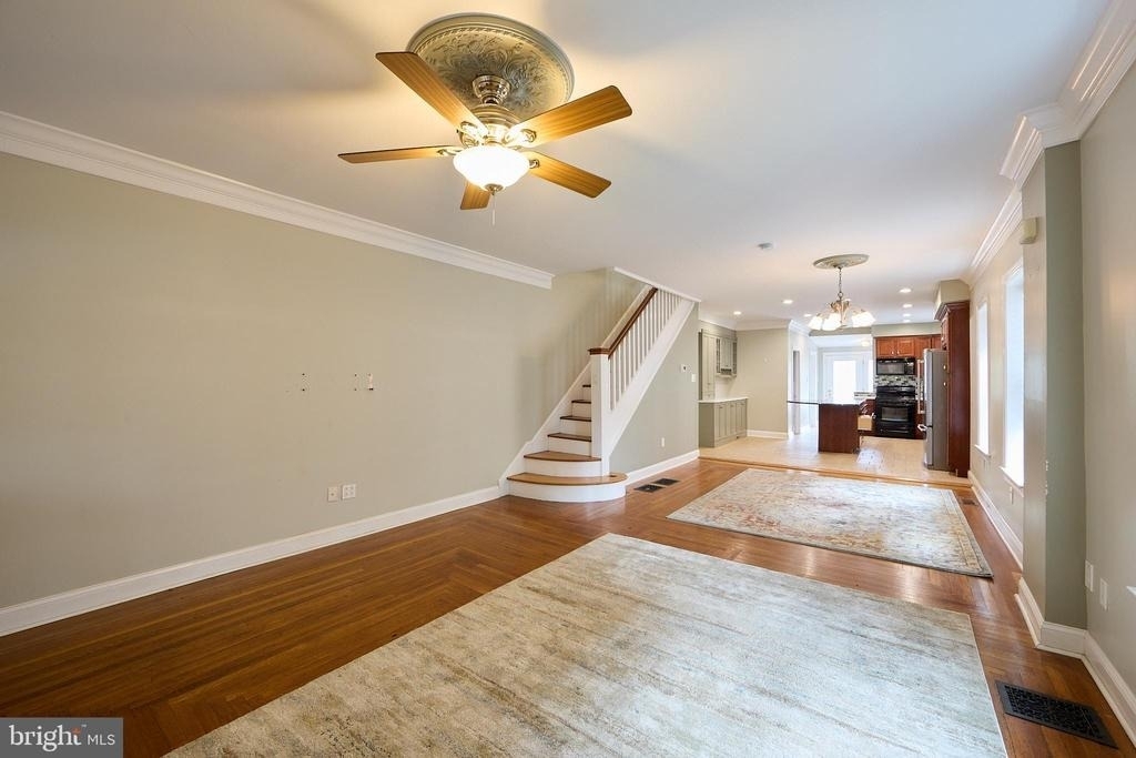 423 N Orange Street - Photo 2