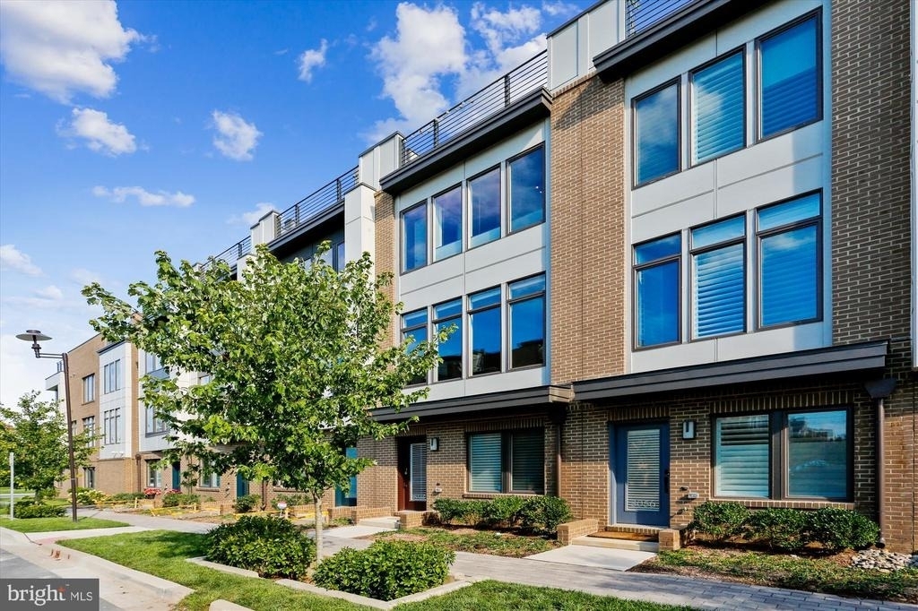 8052 Red Hook - Photo 0