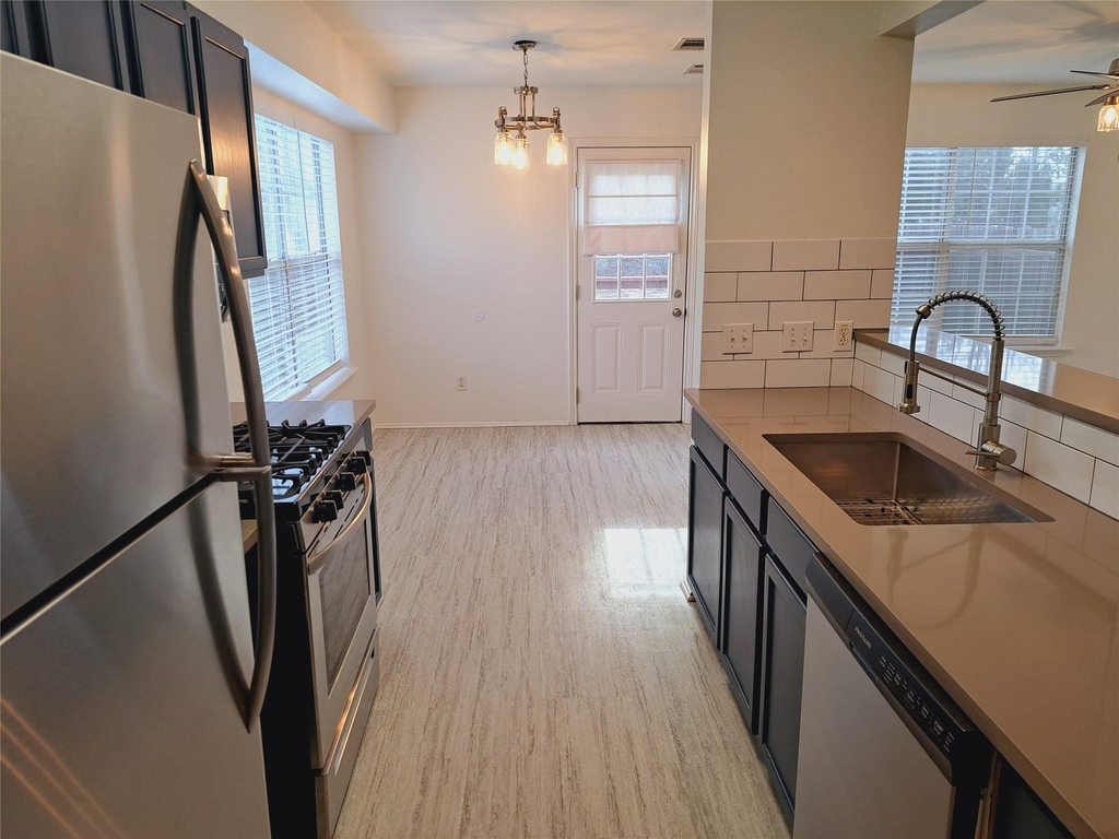 6703 Hill Oaks Dr - Photo 10