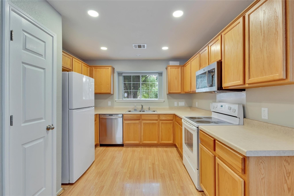2212 Melissa Oaks Ln - Photo 8