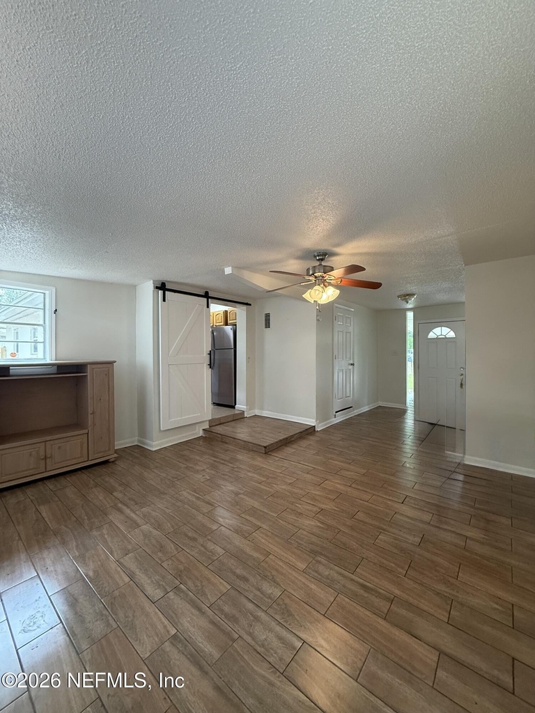 909 La Marche Drive - Photo 4