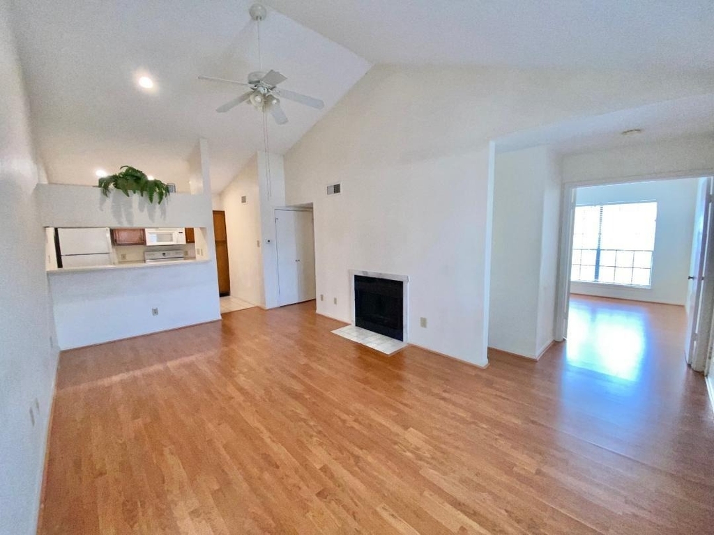 2121 El Paseo Street - Photo 2