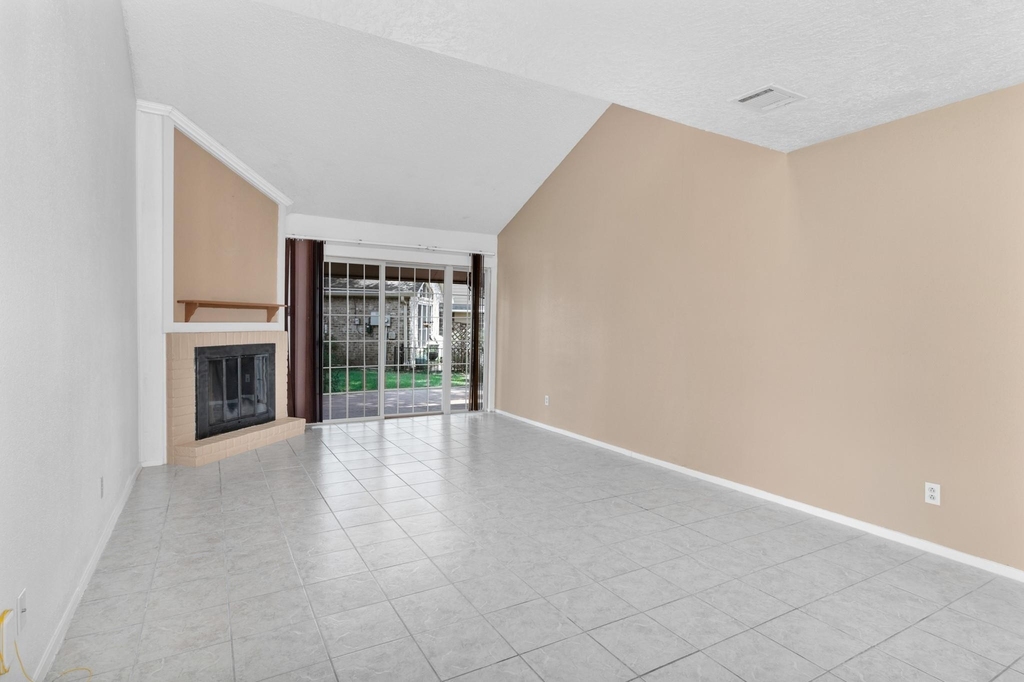 2001 Lakewood Court - Photo 6