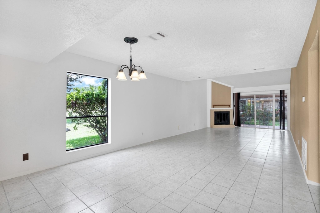 2001 Lakewood Court - Photo 4
