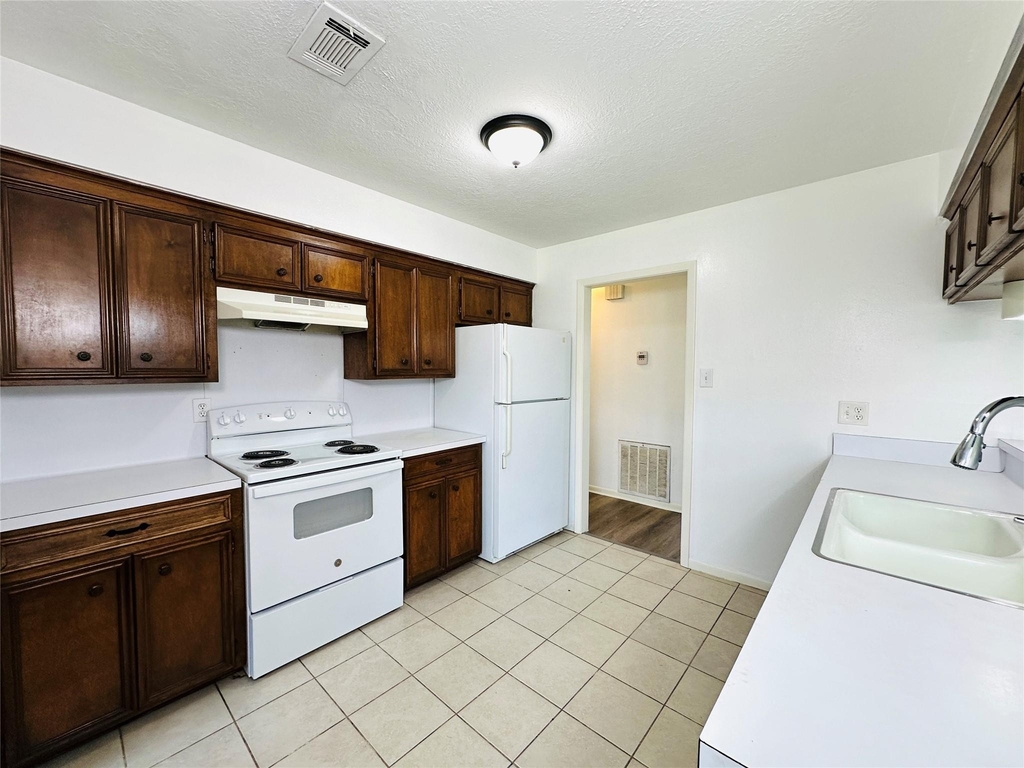 1011 Mccall Avenue - Photo 5