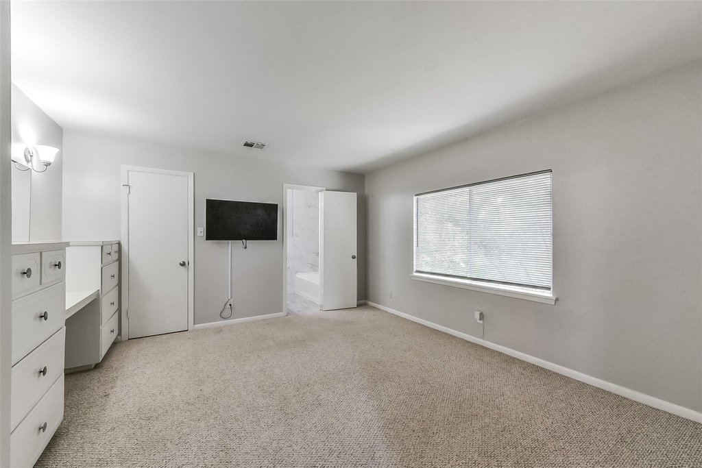 6305 Deerwood Road - Photo 7