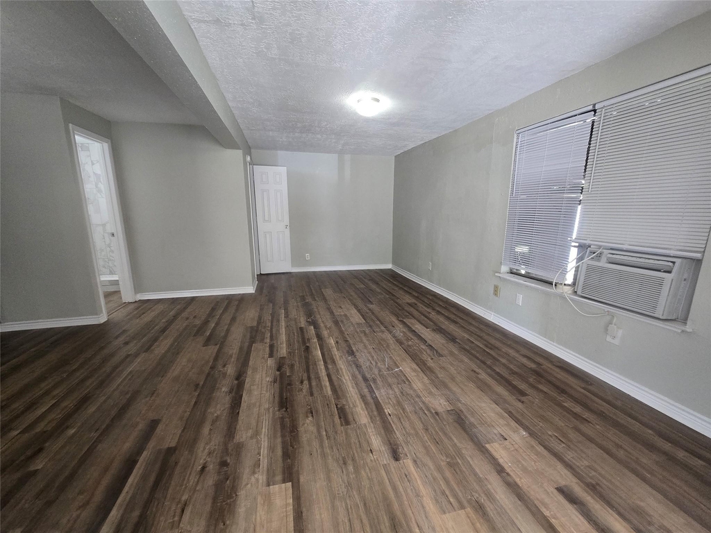 202 N Logan Street - Photo 5