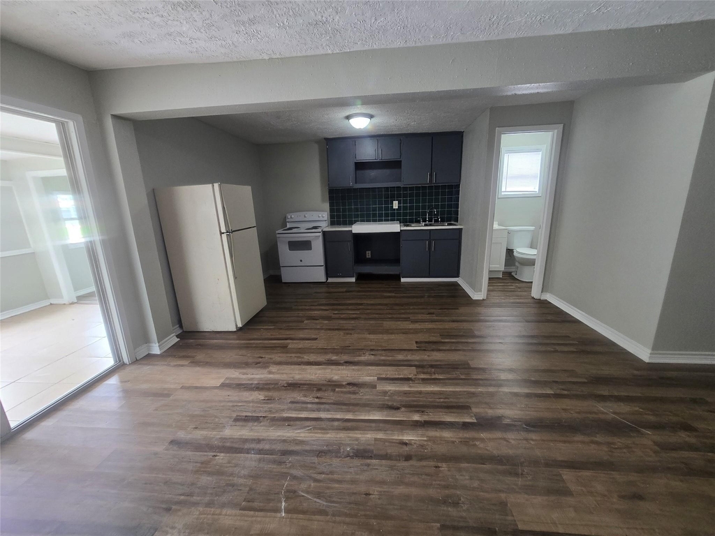 202 N Logan Street - Photo 6