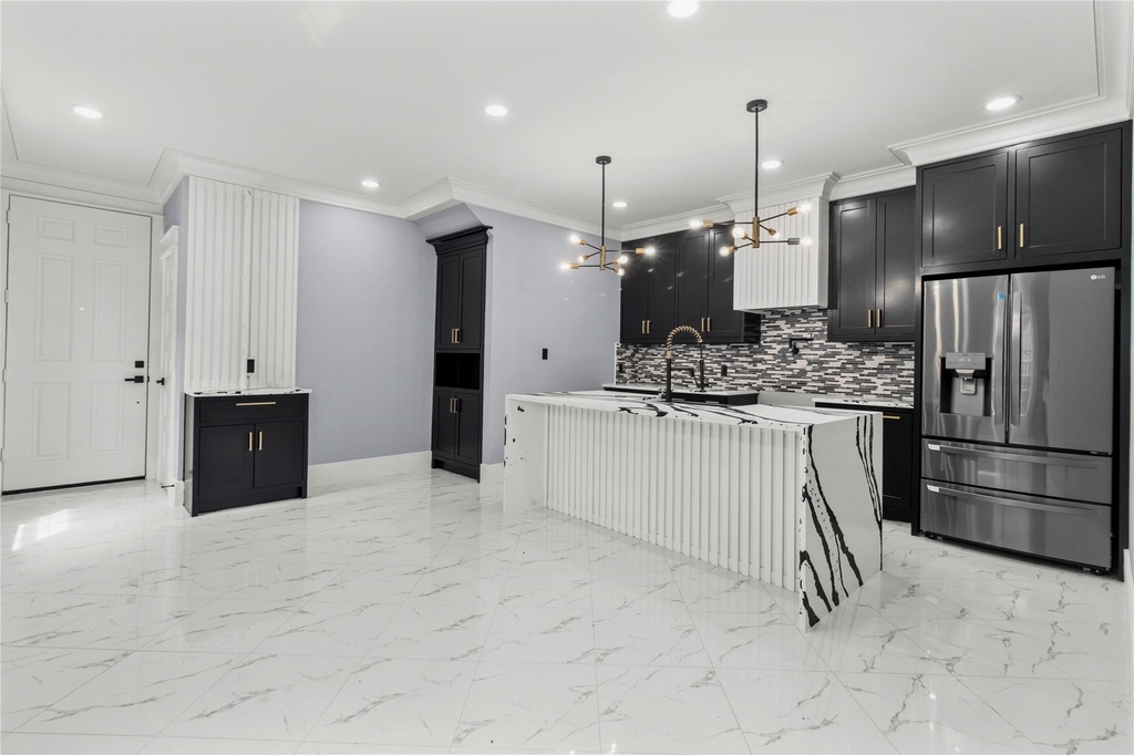 7912 Avenue E - Photo 2