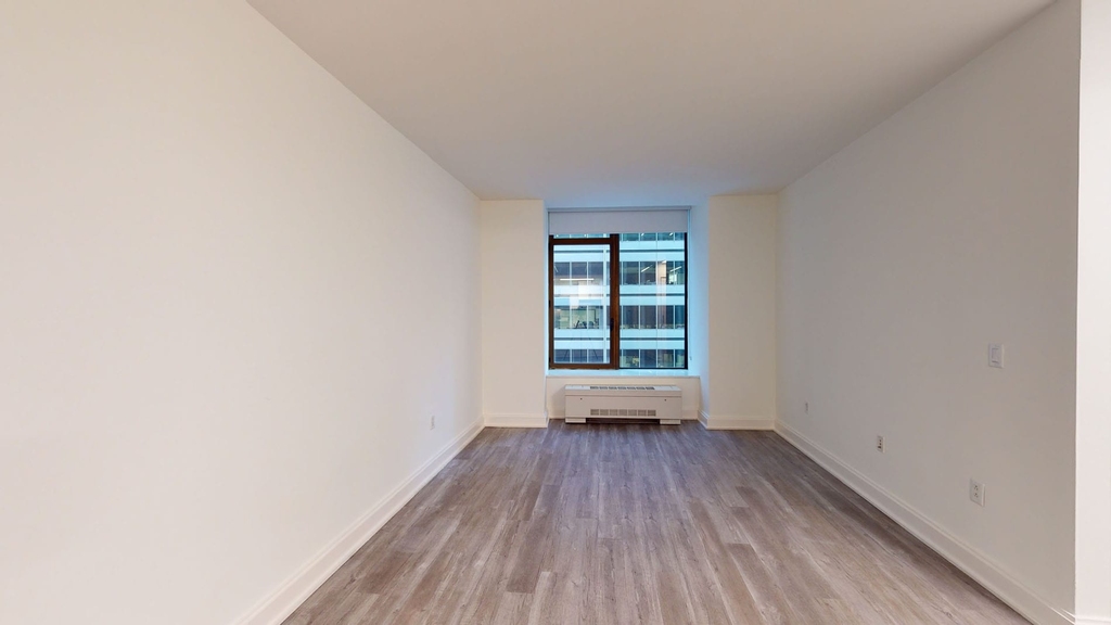 10 Hanover Square - Photo 1