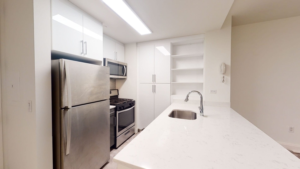 10 Hanover Square - Photo 2