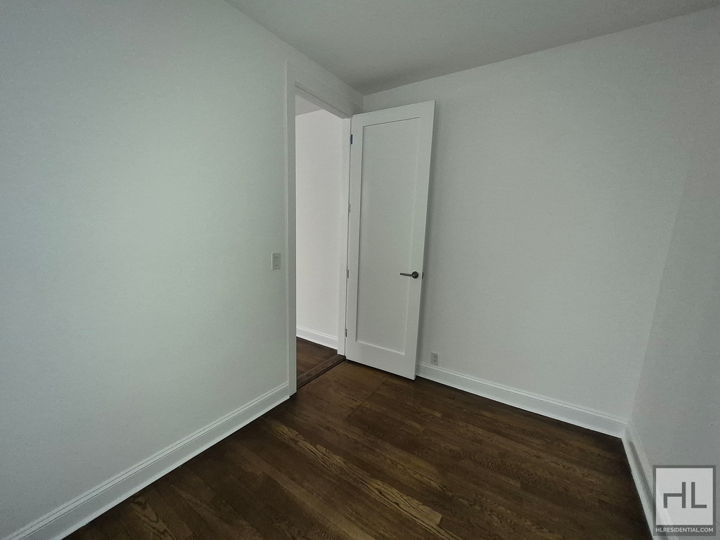 York Avenue - Photo 4