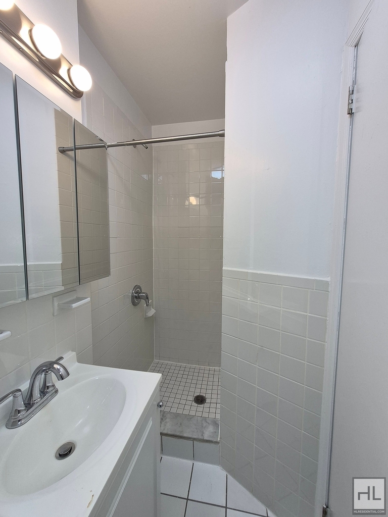 York Avenue - Photo 3
