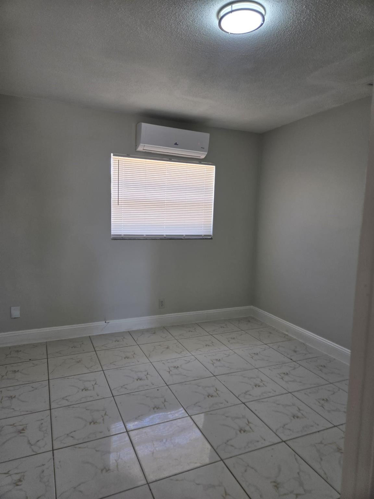 581 Ne 34th Court - Photo 0