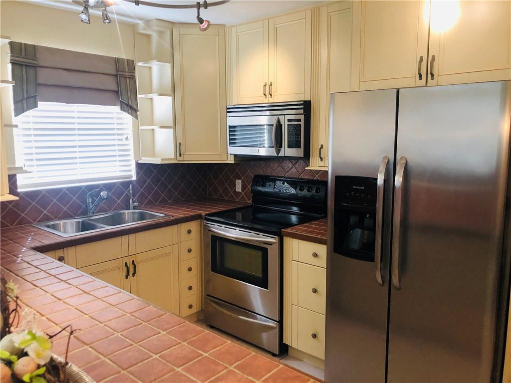137 Farnham F - Photo 10