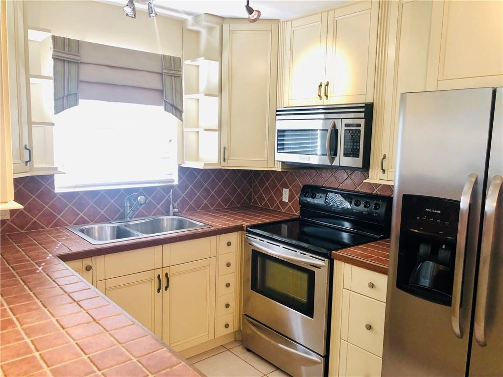 137 Farnham F - Photo 8