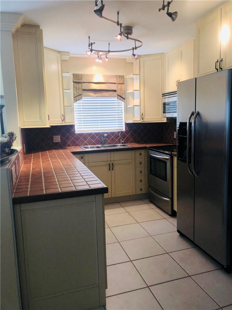 137 Farnham F - Photo 32