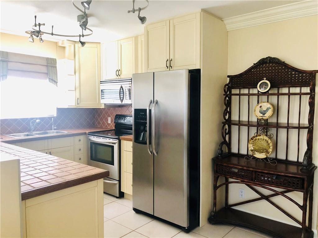137 Farnham F - Photo 11