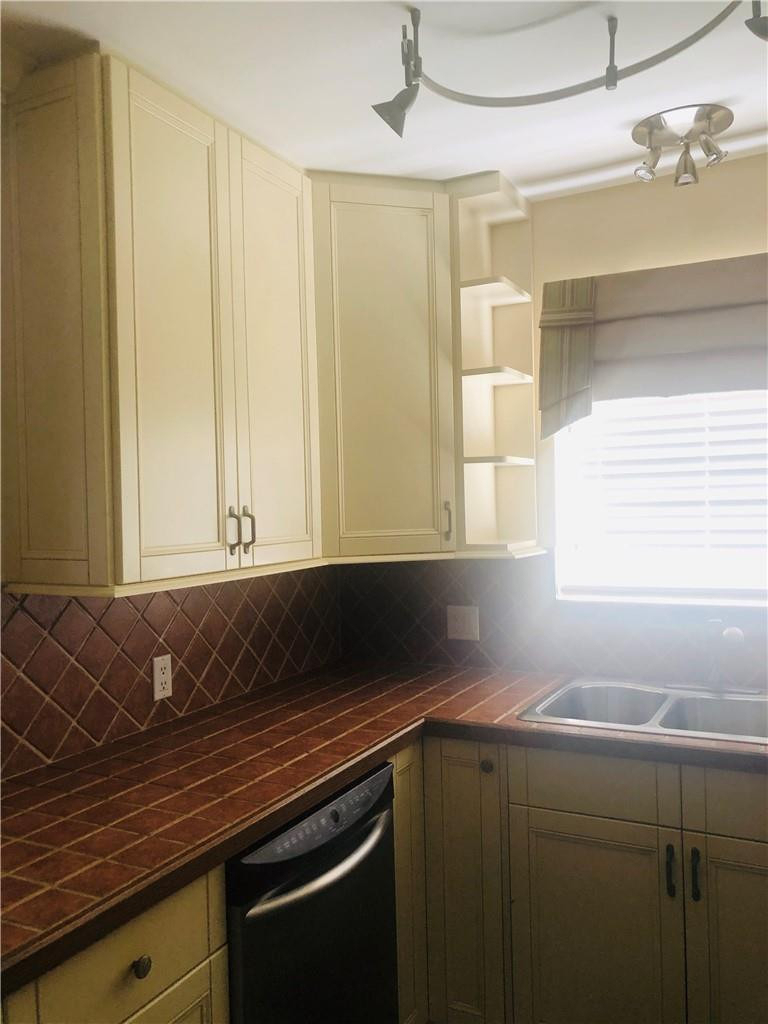 137 Farnham F - Photo 6
