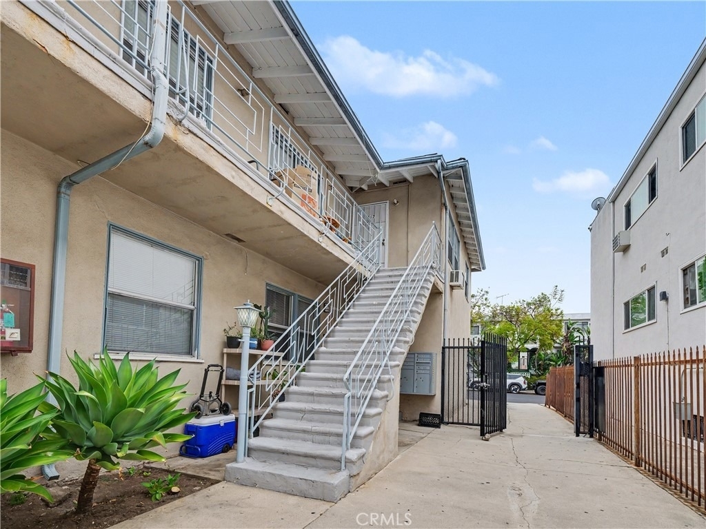 1037 N Curson - Photo 2